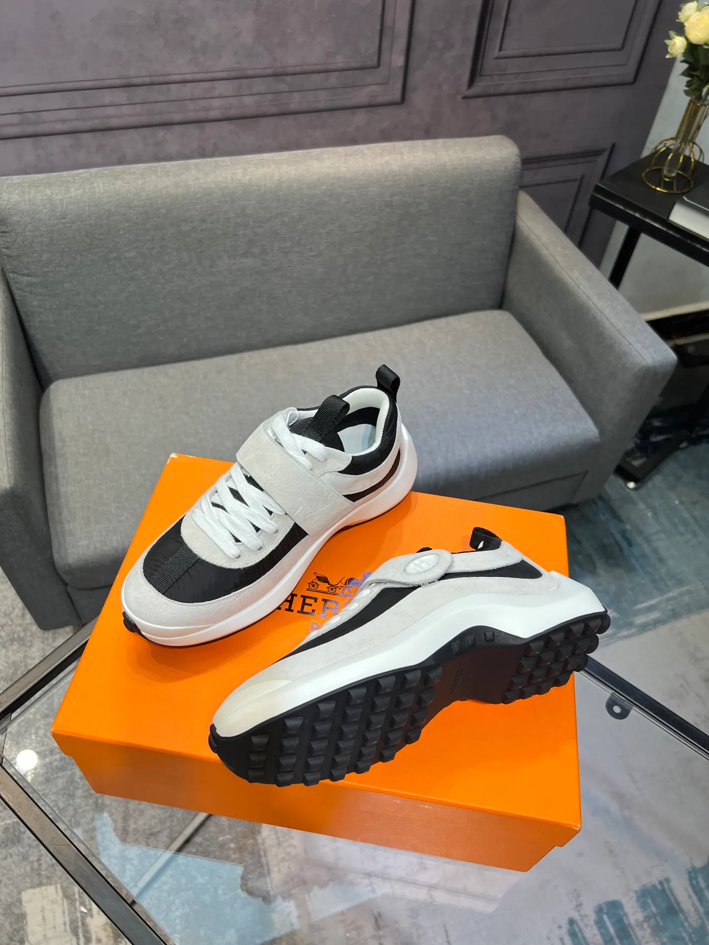 Men's shoes 💰600 Actual photos 🎬 [Hermès] Couple style, official website synchronization Counter quality French Paris catwalk style Simple and classic Imported original fabric Original 1:1 outsole! The highest version on the market! Size: Female 35-41. Male 39-45 (female 41, male 45 customized)